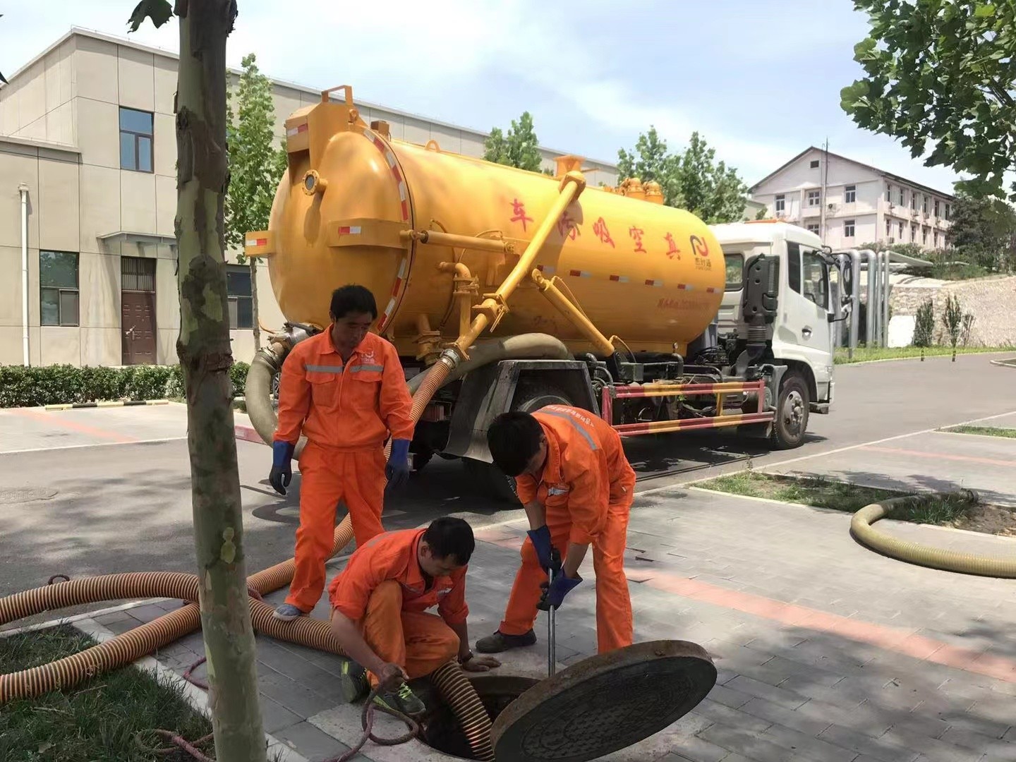 金门管道疏通车停在窨井附近